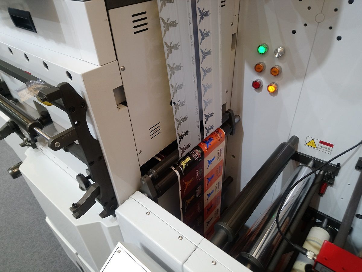 Устройство горячего тиснения этикеток с плоским штампом RHYGUAN KISS